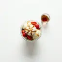 Vanillesahneeis mit Schlagsahne, frischen Erdbeeren und Rum