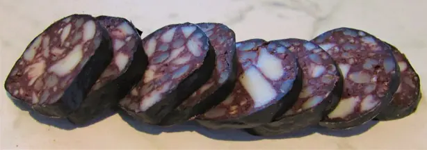 Foto von Britische Black Pudding mit Scallops – fertig angerichtet