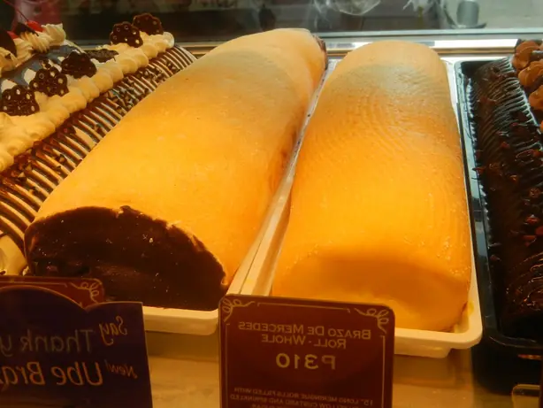 Foto von Filipinischer Meringue-Rolle Brazo de Mercedes – fertig angerichtet