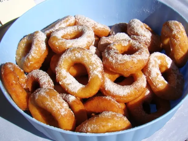 Foto von Klassische Polnische Pączki (2) – fertig angerichtet