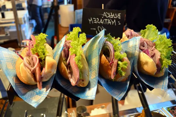 Foto von Matjes nach Hausfrauenart klassisch – fertig angerichtet