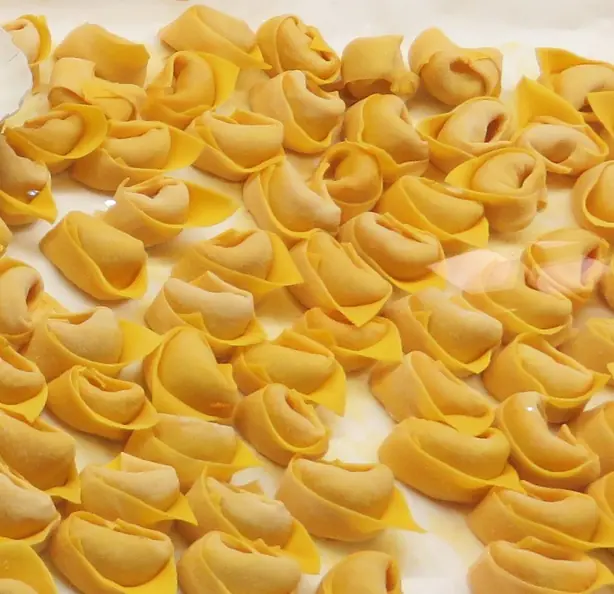 Foto von Italienische Cappelletti in Kapaunenbrühe – fertig angerichtet