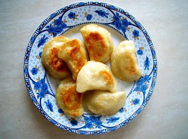 Foto von Südafrikanische Souskluitjies in Zimtsirup – fertig angerichtet