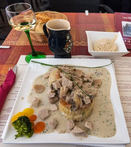 Foto von Klassische Fleischpastete im Teigmantel – fertig angerichtet