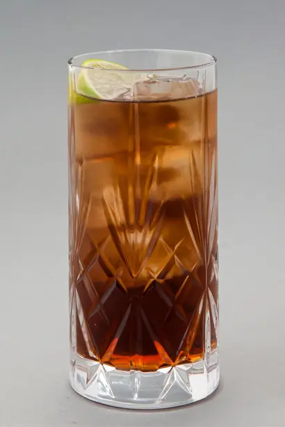 Foto von Klassischer Cuba Libre Longdrink – fertig angerichtet