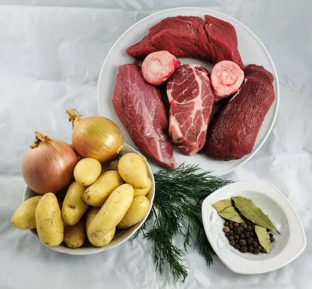 Foto von Karelischer Fleischtopf Karjalanpaisti – fertig angerichtet