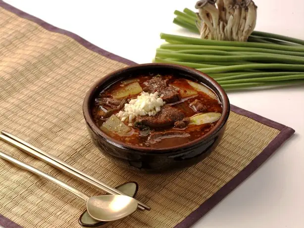 Foto von Koreanische Yukgaejang Suppe klassisch – fertig angerichtet