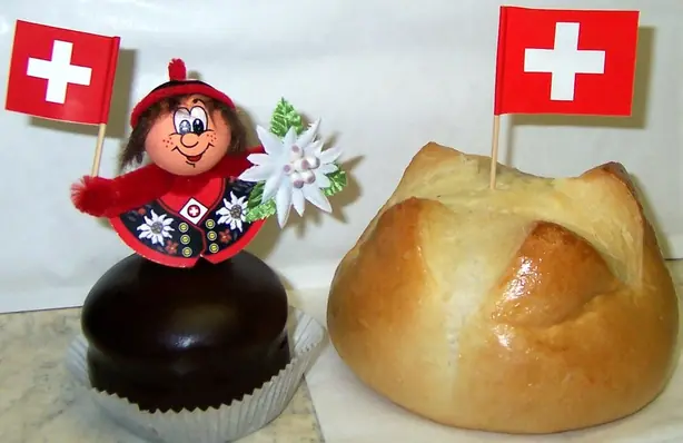 Foto von Schweizer 1.-August-Weggen – fertig angerichtet