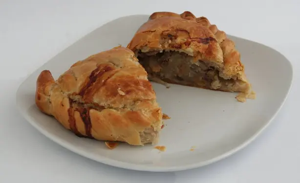 Foto von Original Cornish Pasty klassisch – fertig angerichtet