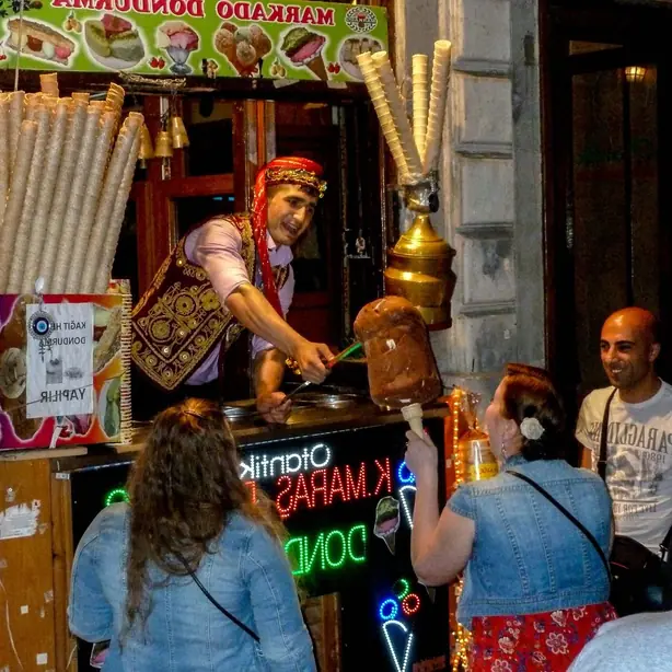 Foto von Klassisches Türkisches Dondurma – fertig angerichtet