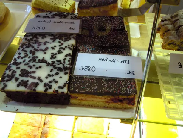 Foto von Klassischer LPG-Kuchen vom Blech – fertig angerichtet