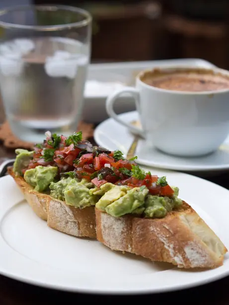 Foto von Avocado-Toast mit weichem Ei – fertig angerichtet