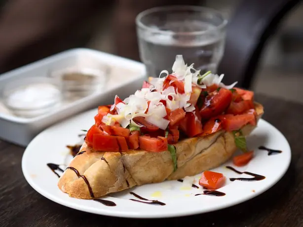 Foto von Klassische italienische Bruschetta – fertig angerichtet