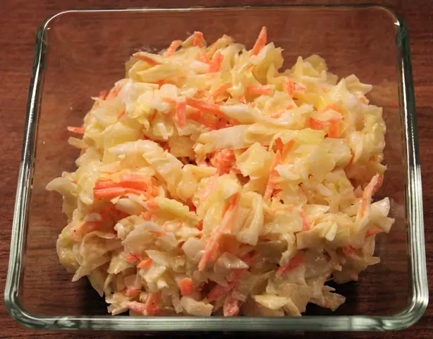 Foto von Klassischer Amerikanischer Coleslaw – fertig angerichtet