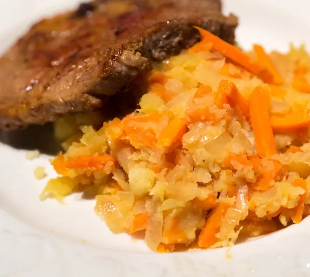 Foto von Niederländischer Hutspot klassisch – fertig angerichtet