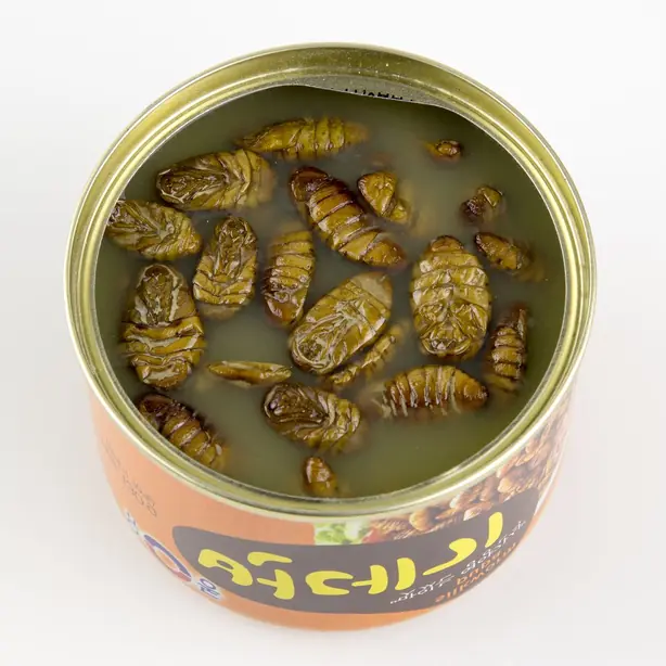 Foto von Koreanische Beondegi – gedämpfte Seidenraupenpuppen – fertig angerichtet