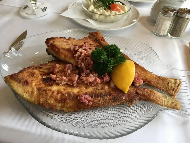 Foto von Klassische Scholle Finkenwerder Art – fertig angerichtet