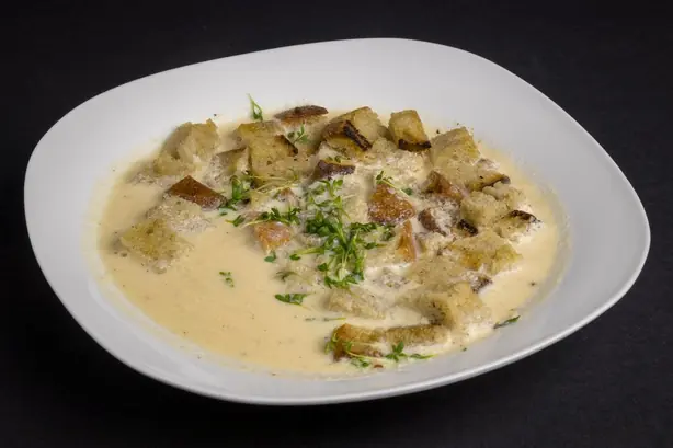 Foto von Sorbische Biersuppe mit Sahne und Rosinen – fertig angerichtet