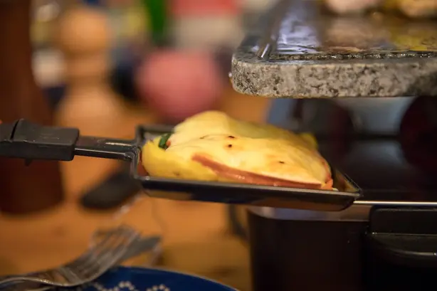 Foto von Walliser Raclette Klassisch – fertig angerichtet