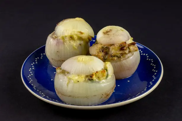Foto von Klassische Gefüllte Zwiebeln (2) – fertig angerichtet