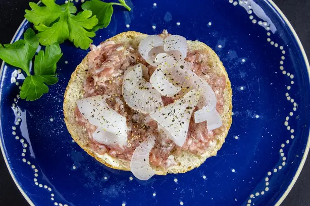 Foto von Klassisches gewürztes Schweinemett (2) – fertig angerichtet