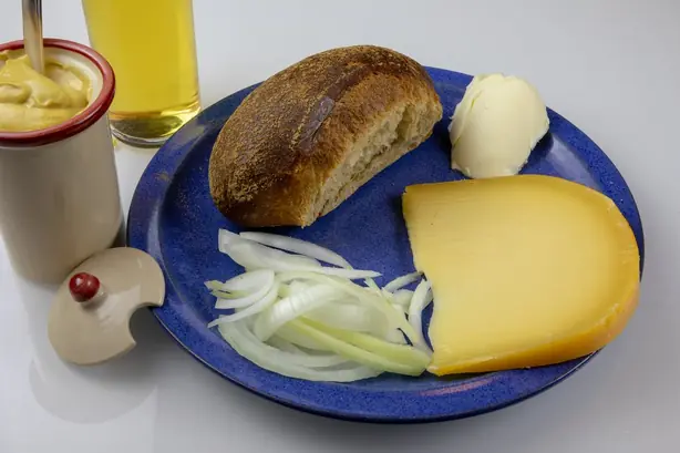 Foto von Rheinischer Halve Hahn klassisch – fertig angerichtet