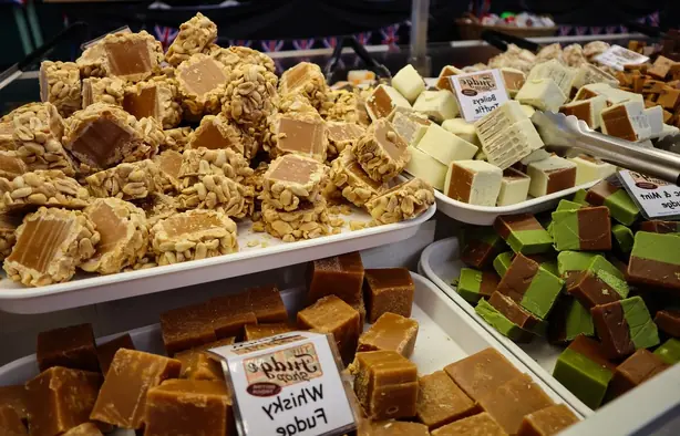 Foto von Klassische Schweizer Rahmtäfeli – fertig angerichtet