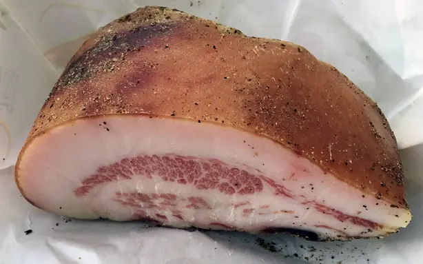 Foto von Italienischer Guanciale hausgemacht – fertig angerichtet