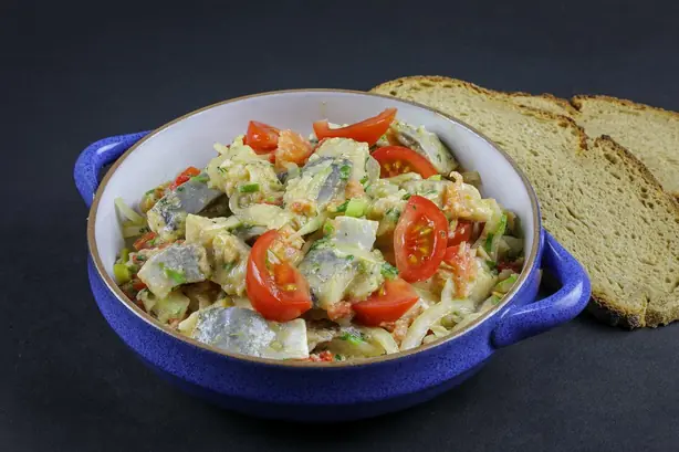 Foto von Norddeutscher Roter Heringssalat klassisch – fertig angerichtet