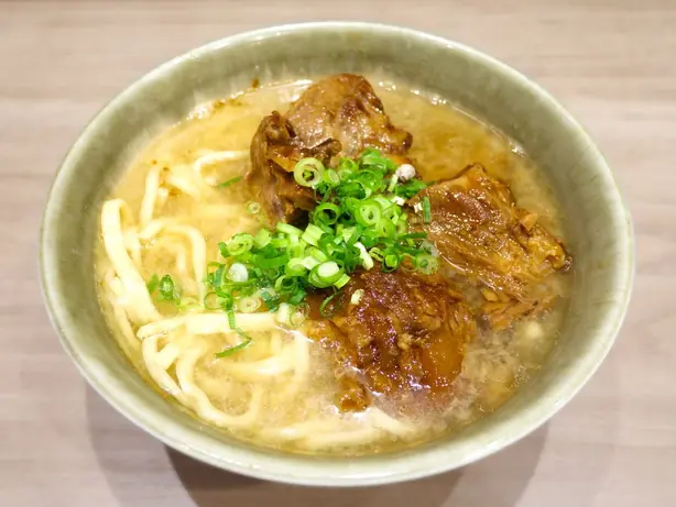 Foto von Okinawa Soba Nudelsuppe klassisch – fertig angerichtet