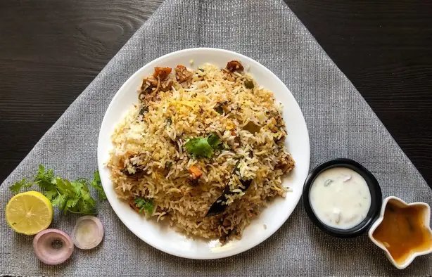 Foto von Moghulisches Hühner-Biryani mit Dum-Garung – fertig angerichtet
