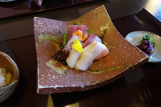 Foto von Klassisches Japanisches Sashimi (2) – fertig angerichtet