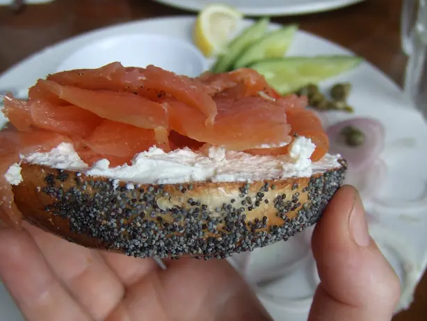 Foto von Traditionelle polnische Bagels mit Sesam – fertig angerichtet