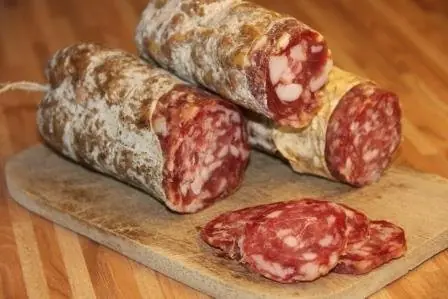 Foto von Hausgemachte Italienische Salami – fertig angerichtet