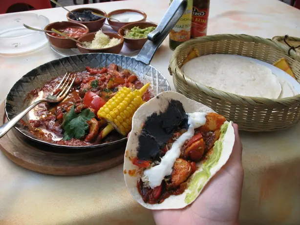 Foto von Klassische Tex-Mex Rinder-Fajitas – fertig angerichtet
