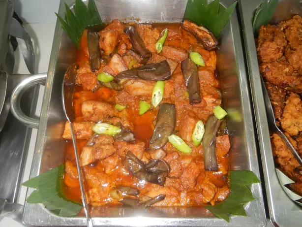 Foto von Filipinisches Binagoongan mit Schwein – fertig angerichtet