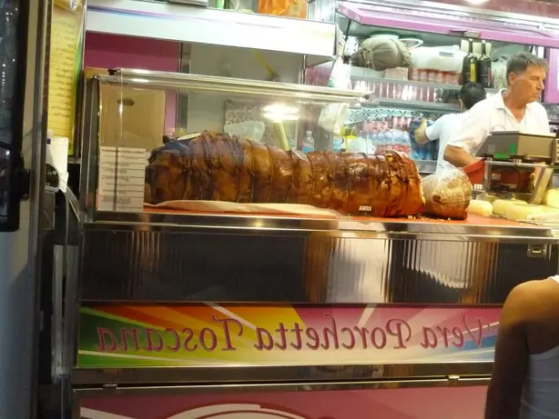 Foto von Klassische Italienische Porchetta – fertig angerichtet