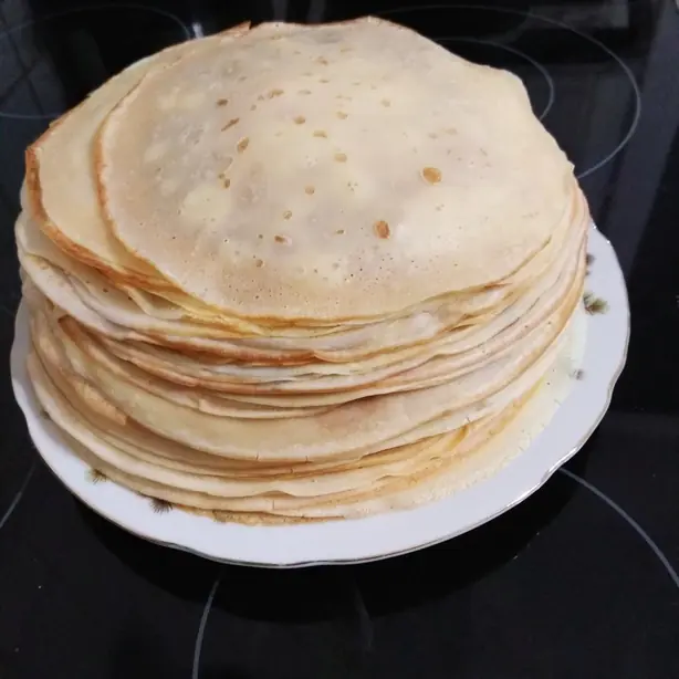 Foto von Russische Blini mit Sauerrahm – fertig angerichtet