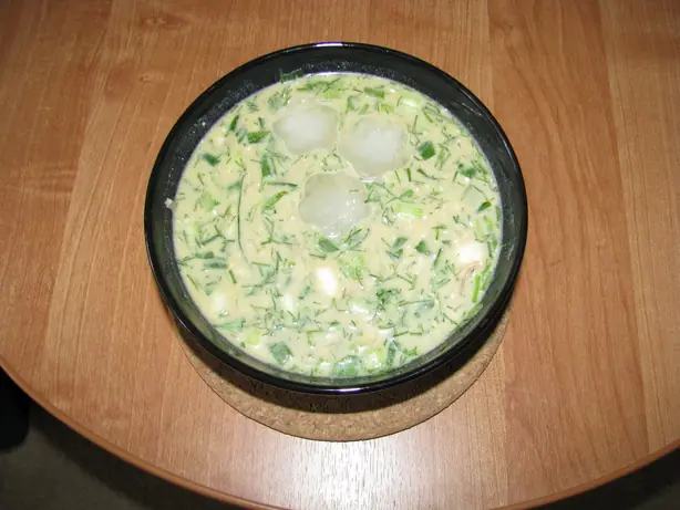 Foto von Klassische Russische Okroschka – fertig angerichtet