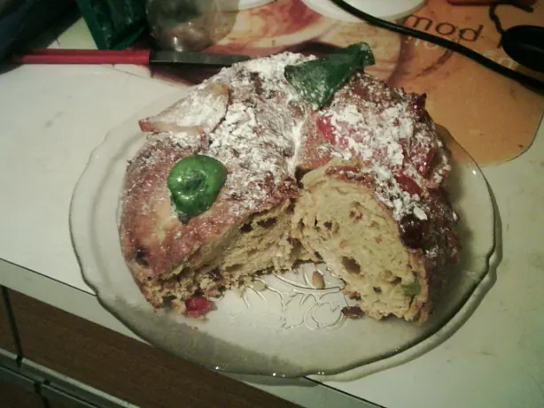 Foto von Schweizer Dreikönigskuchen klassisch – fertig angerichtet