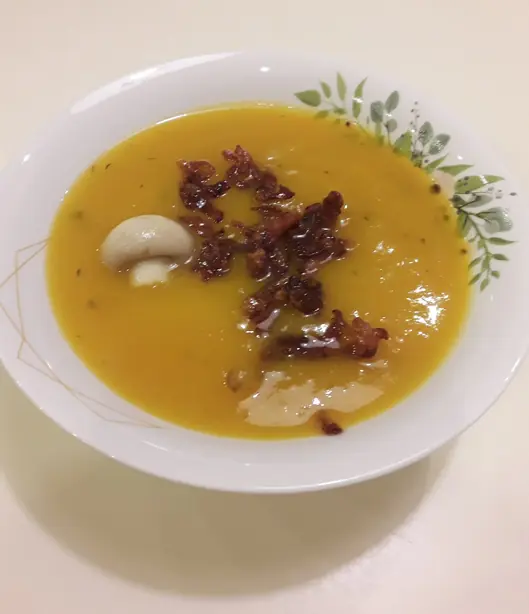 Foto von Belarussische Draniki mit Sauerrahm – fertig angerichtet