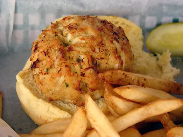 Foto von Maryland Crab Cakes klassisch – fertig angerichtet