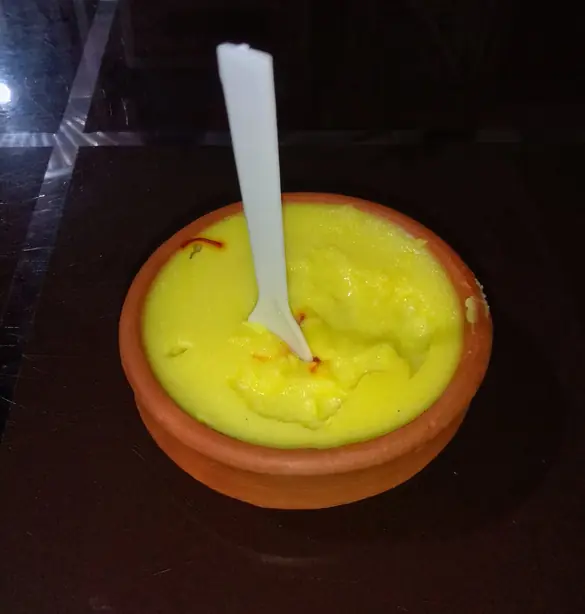 Foto von Indisches Basundi mit Kardamom & Safran – fertig angerichtet