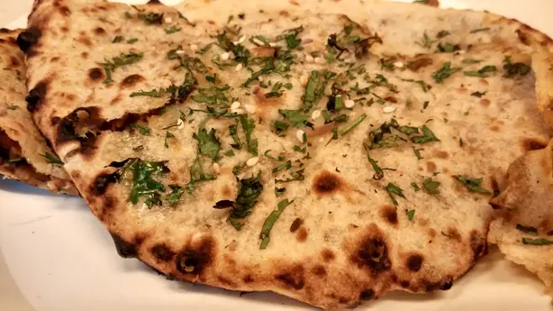 Foto von Indisches Kulcha Fladenbrot – fertig angerichtet