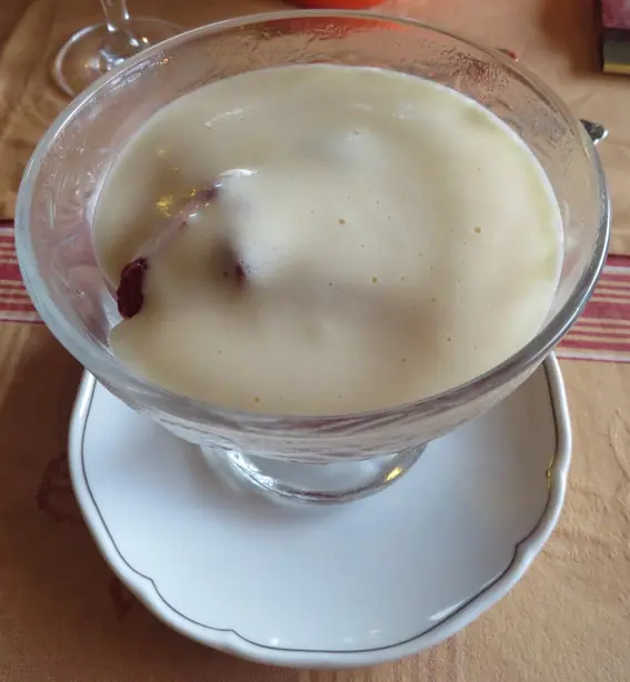 Foto von Klassische Weinschaumcreme Chaudeau – fertig angerichtet