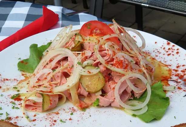 Foto von Klassischer Süddeutscher Wurstsalat – fertig angerichtet