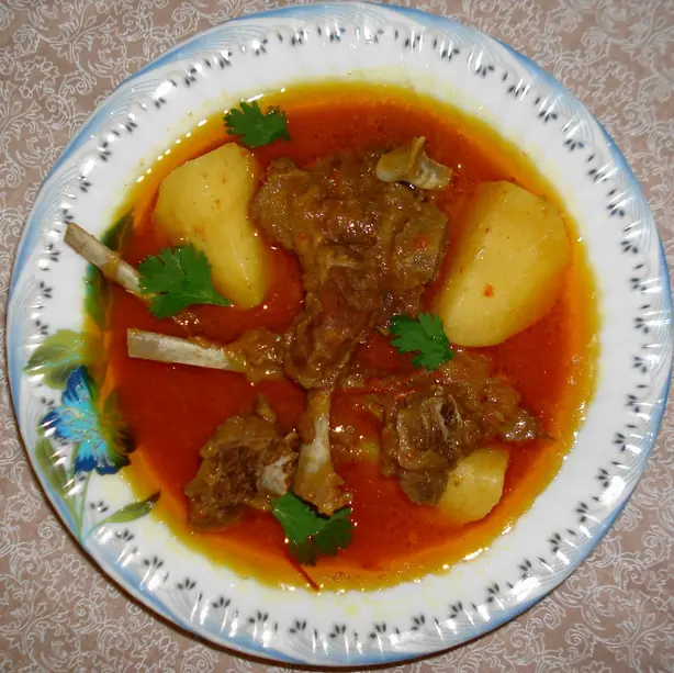 Foto von Aloo Gosht – indisches Lammcurry – fertig angerichtet