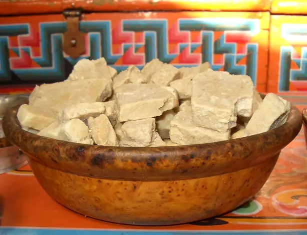 Foto von Mongolischer Trockenquark Aaruul – fertig angerichtet
