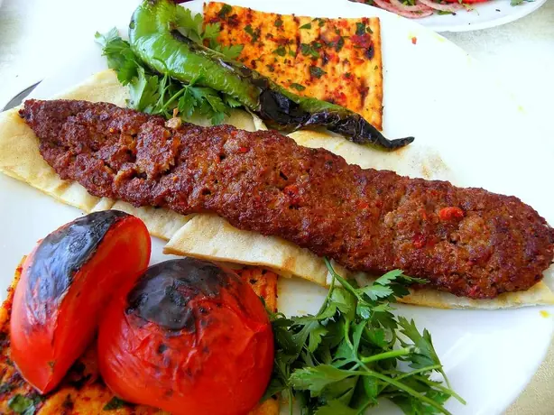 Foto von Türkischer Adana Kebap klassisch – fertig angerichtet