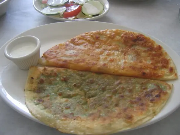 Foto von Afghanische Bolani mit Kartoffelfüllung – fertig angerichtet